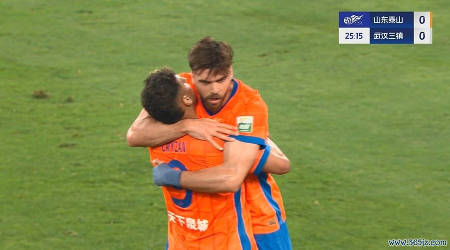 泰山1-0领跑  三镇！谢文能右路传中，泽卡后点无人盯防顶球