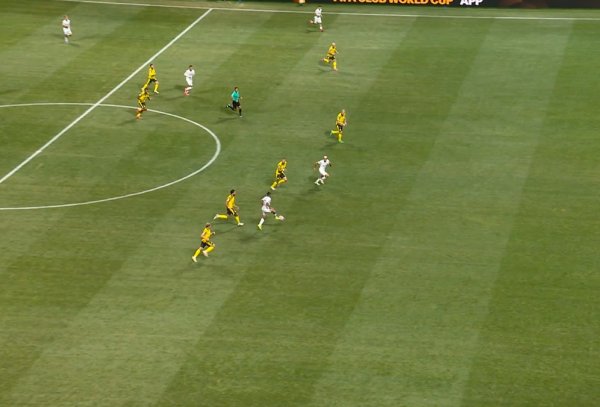 逃过一劫！蒙特雷再入一球被吹越位违例  ，多特仍2-1领跑 