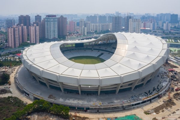 东体：一位特别嘉宾将在上海德比前领唱国歌，球迷准备了巨大ti