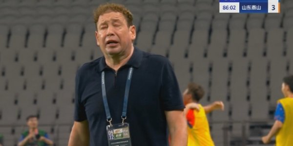 媒体人：斯卢茨基那神态让我想到阿莫林，球可以输指导教练员不能