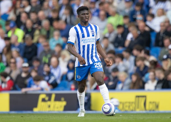 英媒：曼联计划在2026年引进两名新中场球员，巴莱巴等多名球