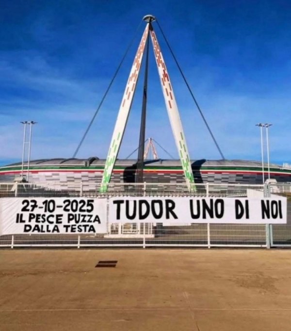 图多尔遭解雇！尤文部分球迷挂横幅抗议：图多尔是我们中的一员