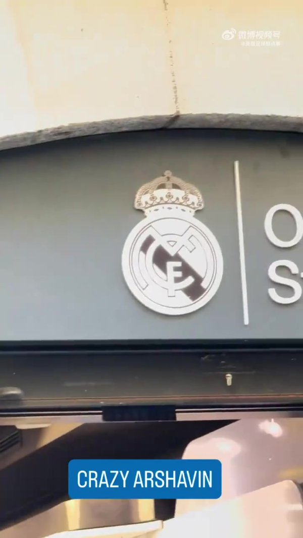 阿尔沙文被拍到穿着印有自己名字的巴萨运动活动    服  去