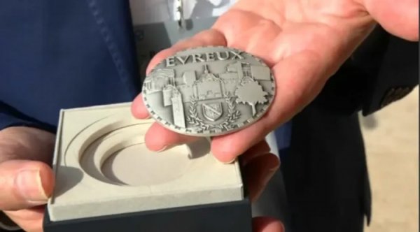 新科金球得主！RMC：登贝莱获颁家乡的城市奖章，市长亲自颁发