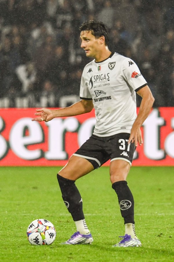 发生意外😔斯佩齐亚球迷不小心从看台跌入沟渠 被送往ICU治疗